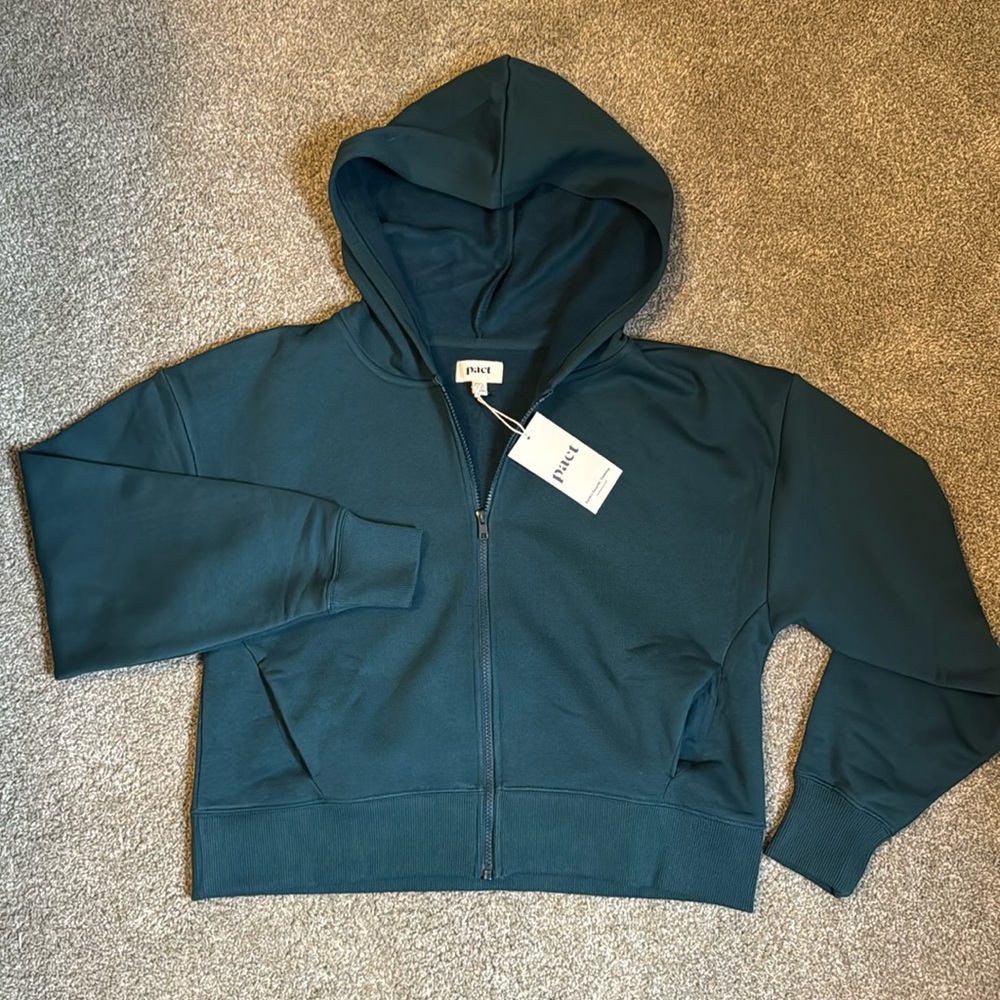 Pact long sleeve cropped full zip sweatshirt with hood.